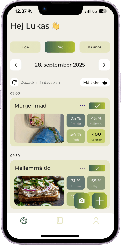 Mobilskærm, der viser dagsoversigt i CarboPlanner-appen med måltider, træningssessioner og energidata for brugeren John.