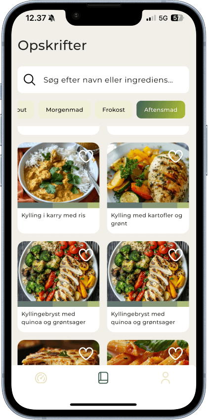 Mobilskærm, der viser opskriftsdatabasen i Carboplanner-appen. En søgelinje vises over en visuel gitterstruktur med opskriftsbilleder og navne – fx Avocado Toast, Ananas, Appelsin og energishakes. Favorit-ikoner er synlige ved hver opskrift.
